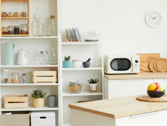 Ideas para organizar con estanterías tu cocina